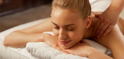 Masseuse qui fait un massage relaxant à une cliente
