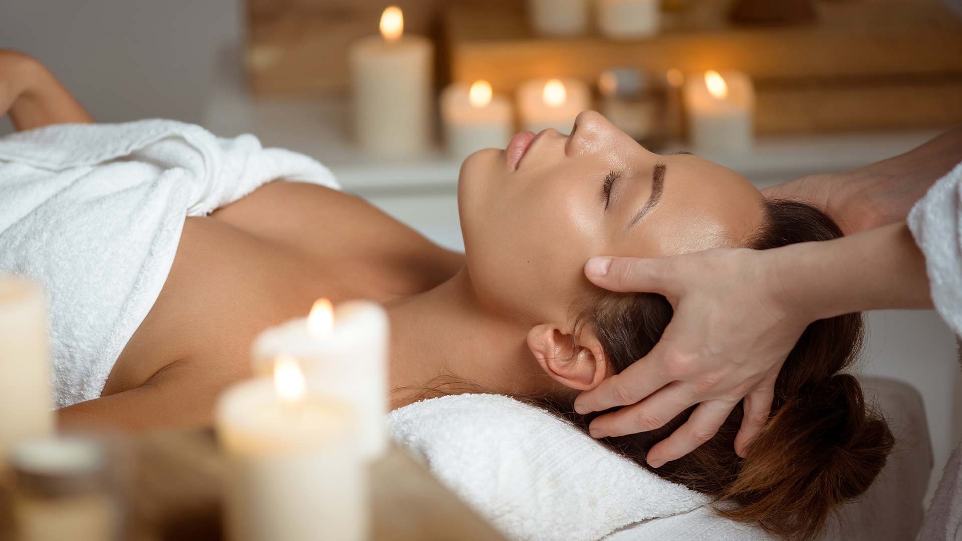 Masseuse qui fait un massage relaxant à une cliente