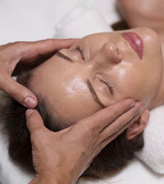 Masseuse qui fait un massage indien de la tête ou Shiro Abhyanga à une cliente