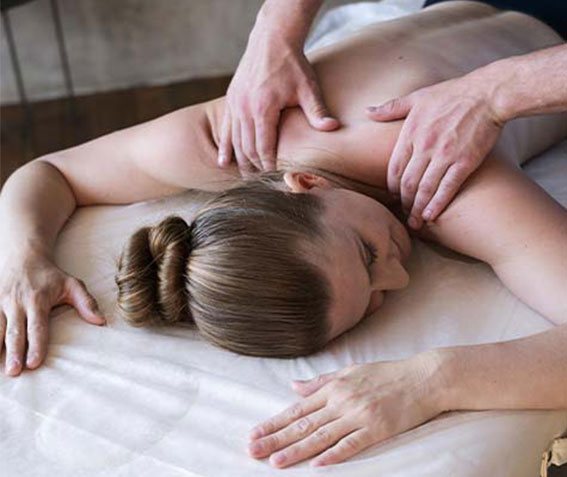 Masseuse qui fait un massage relaxant à une cliente à domicile